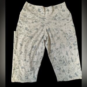 Alphalete surface grey pebble size